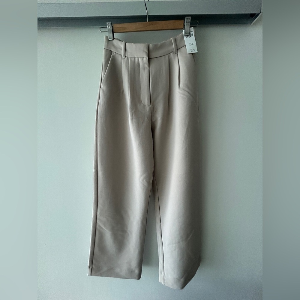 *BRAND NEW * Abercrombie & Fitch Beige Slacks